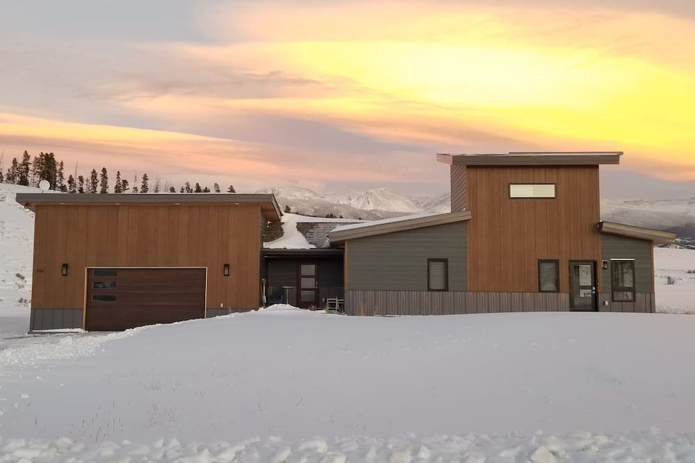 Tabernash House | Modern home with amazing views near world class amenities-ski, bike, golf, boat!