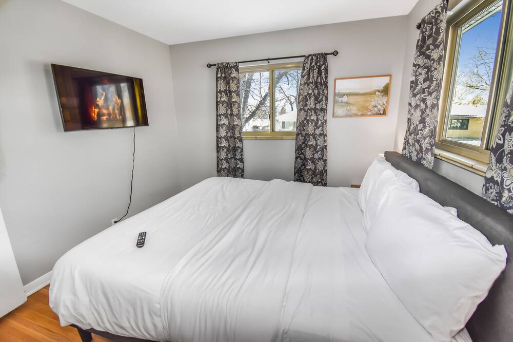 North Park Hill House | Enchanting Forest Retreat: 5 Bedrooms with King Beds & Fire Pit