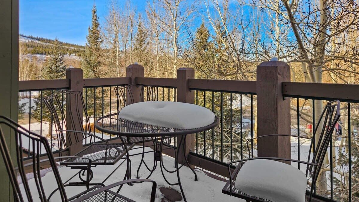 The Highlands Condo | 2BD Condo by Shuttle Ski Lifts and Golfing