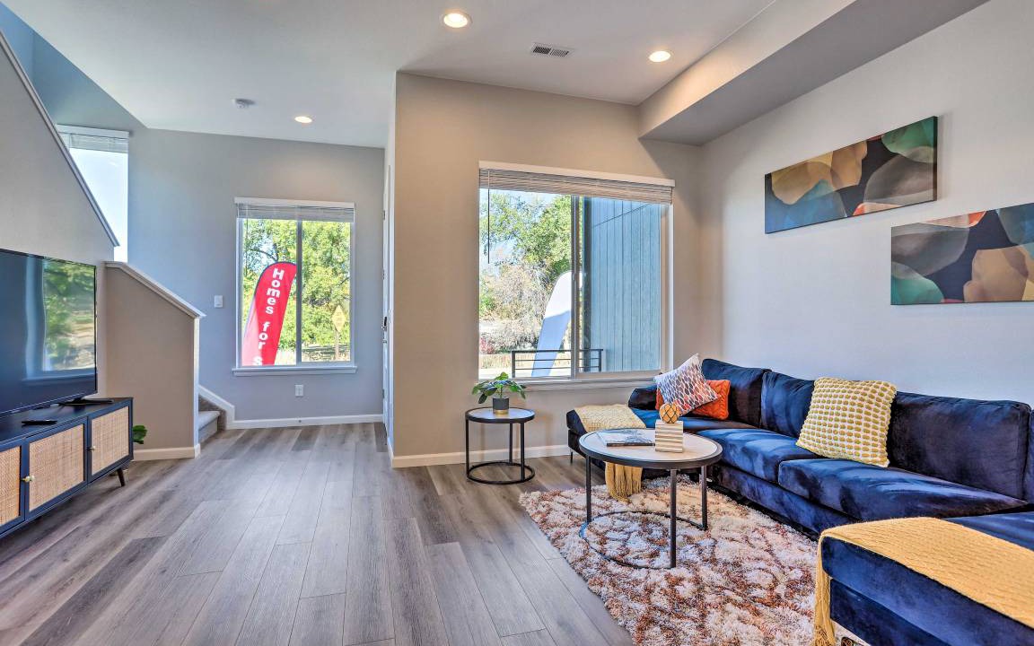 Photo of Livingroom in Dupont