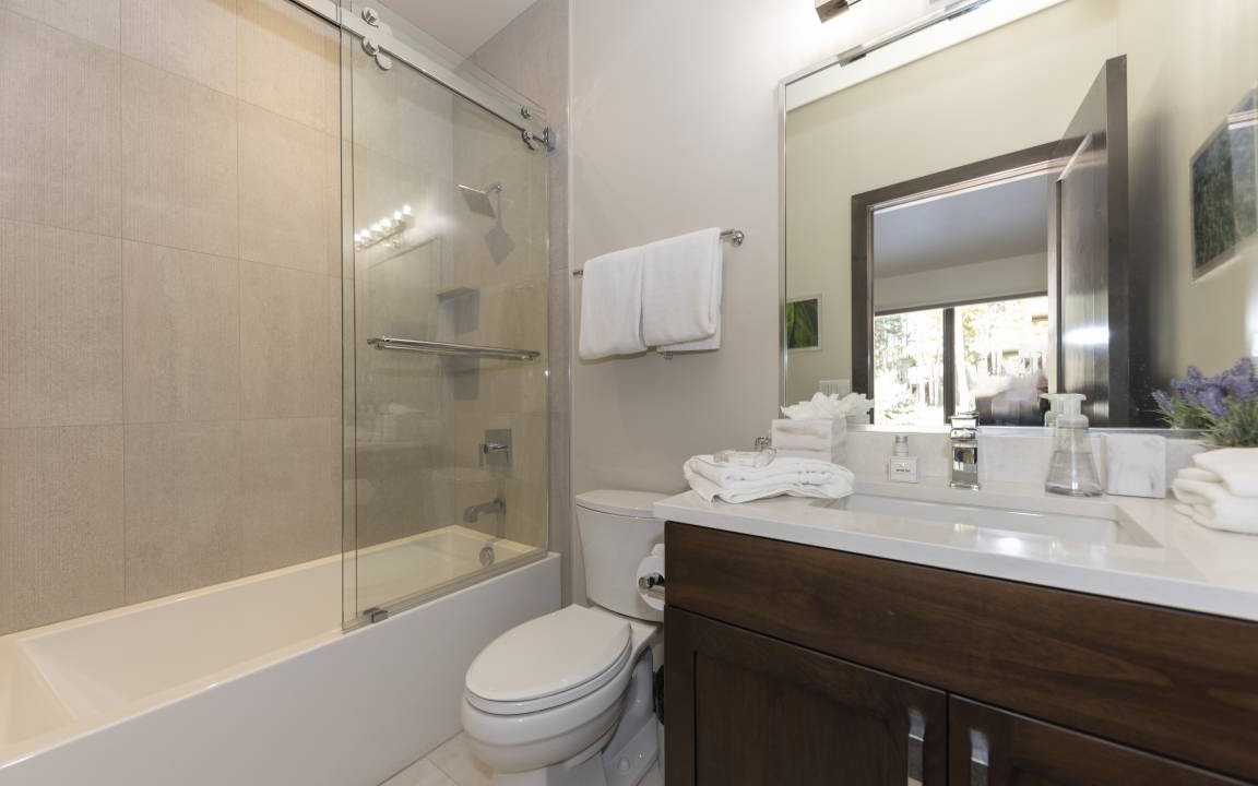 Photo of Bathroom in Peak 8