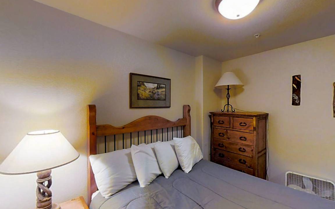 Photo of Bedroom in Four O'Clock