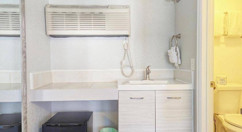 Photo of Bathroom in Manitou Springs Historic District