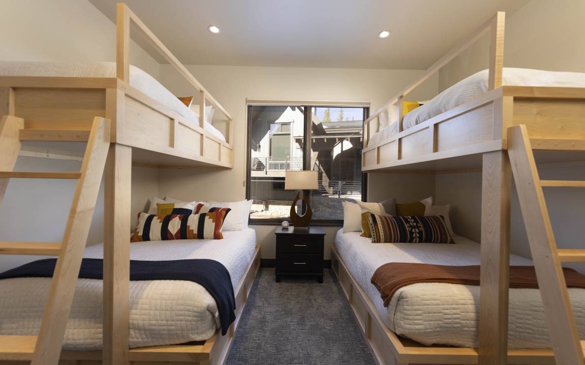 Photo of Bedroom in Peak 8