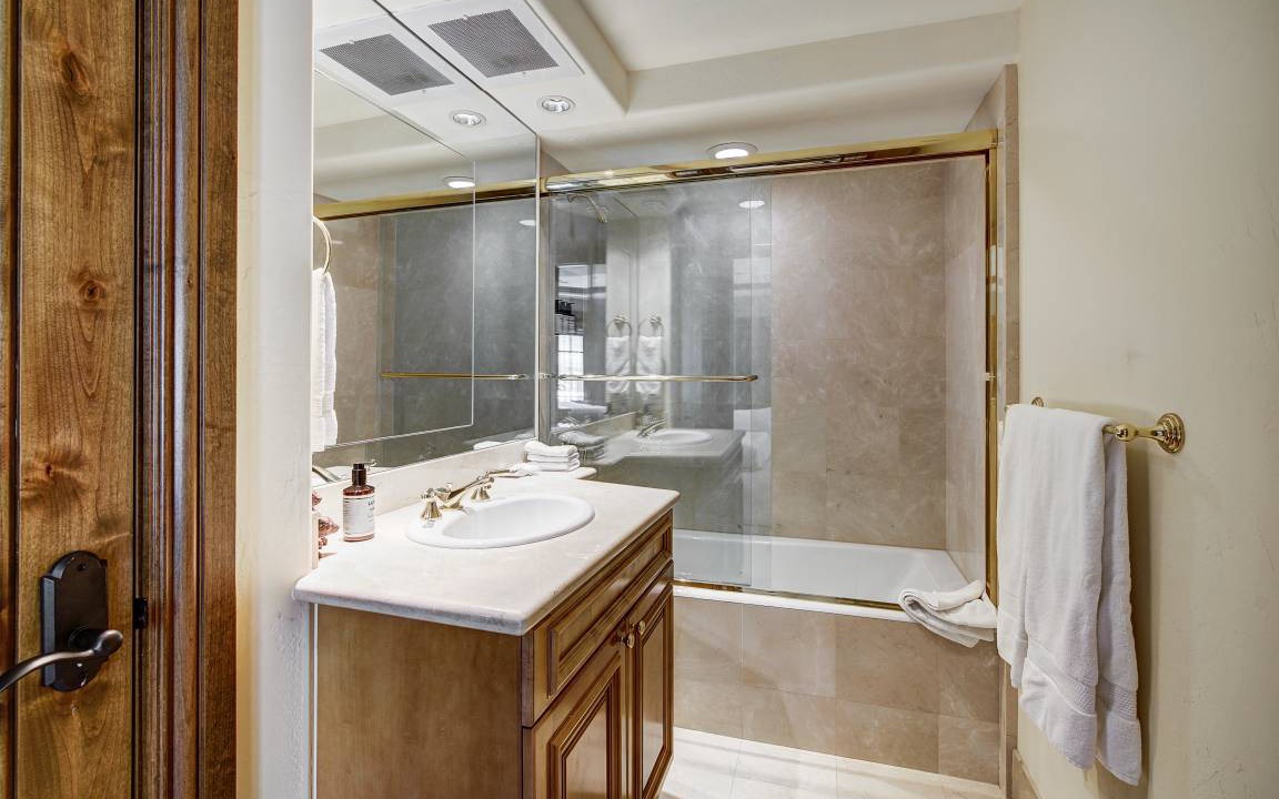 Photo of Bathroom in Golden Peak