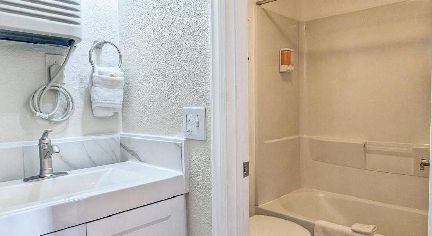 Photo of Bathroom in Manitou Springs Historic District