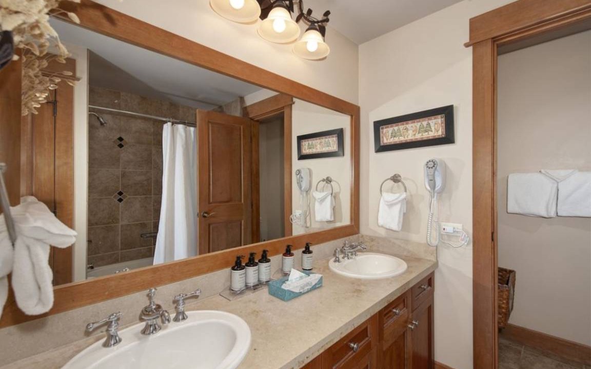 Photo of Bathroom in River Run