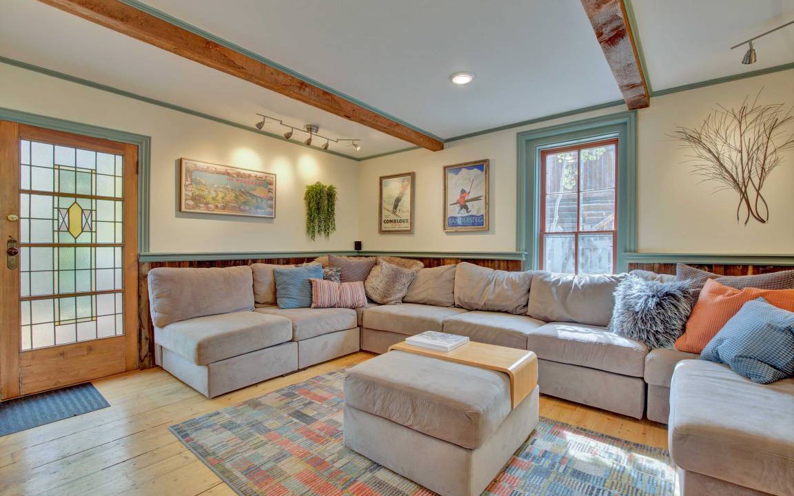 Photo of Livingroom in Historic District