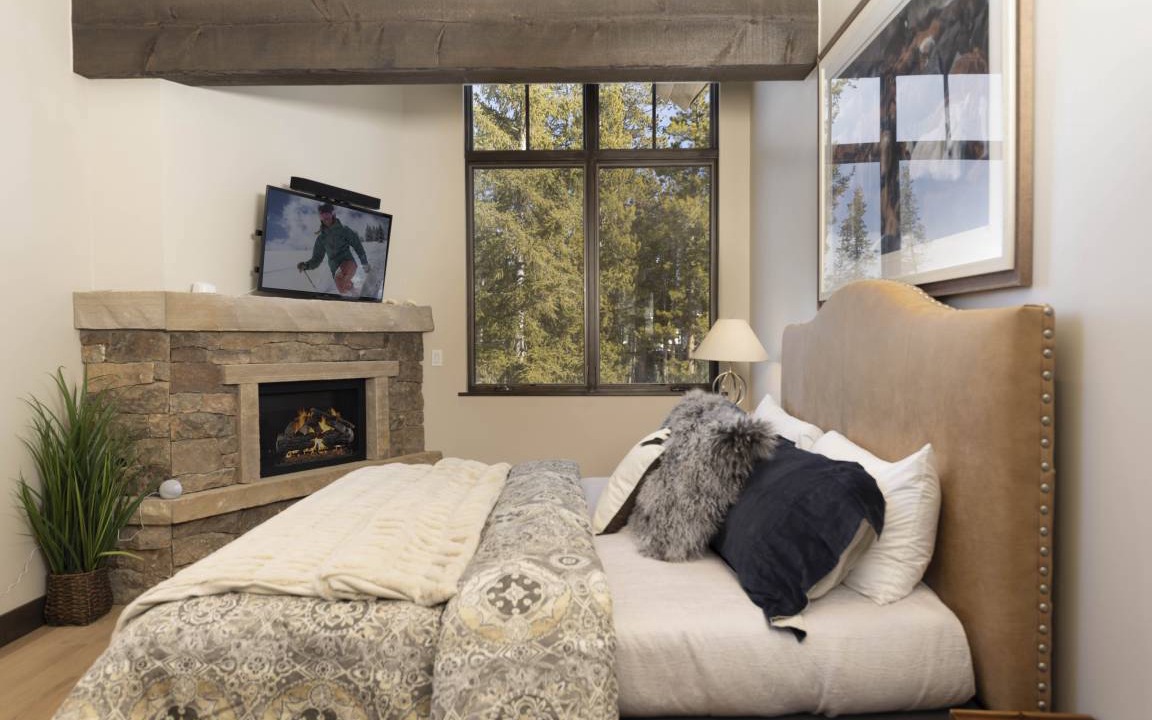 Photo of Bedroom in Peak 8