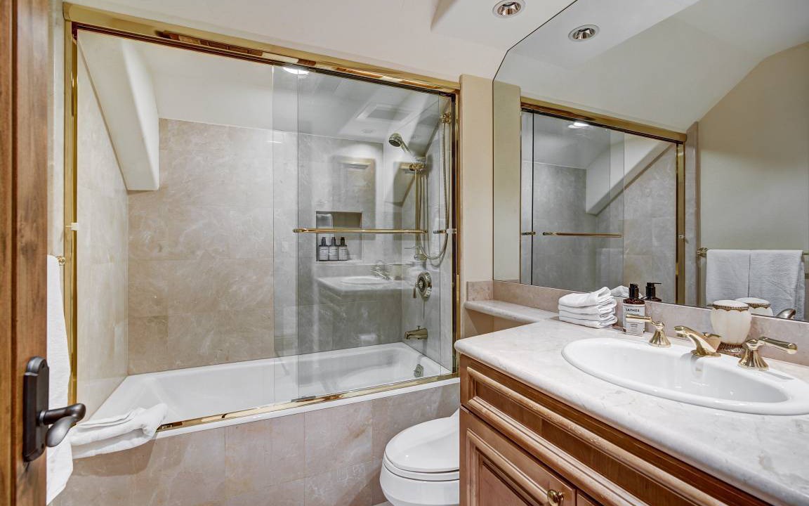 Photo of Bathroom in Golden Peak