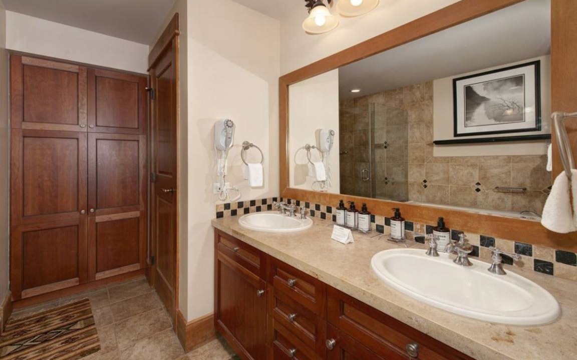 Photo of Bathroom in River Run