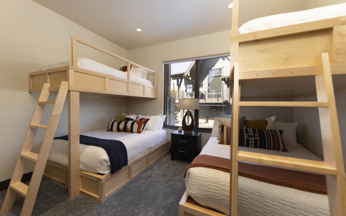 Photo of Bedroom in Peak 8