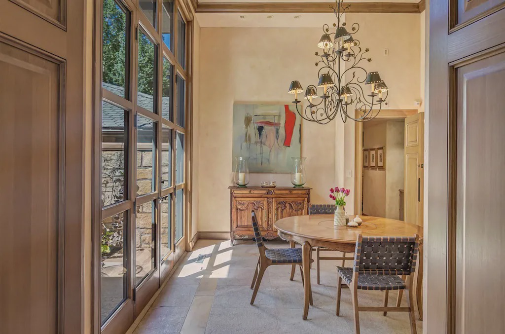 Photo of Livingroom in Red Mountain