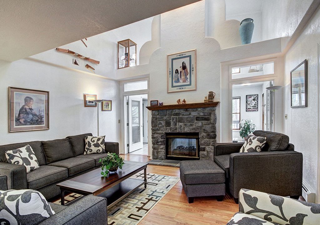 Photo of Livingroom in Warrior's Mark West