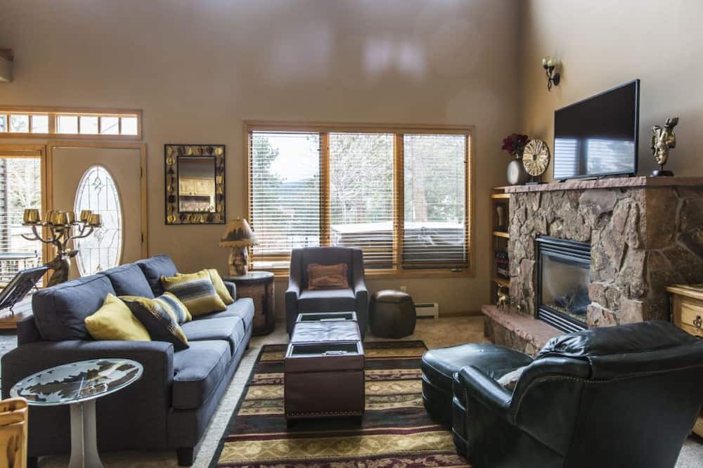Photo of Livingroom in Stanley Hills