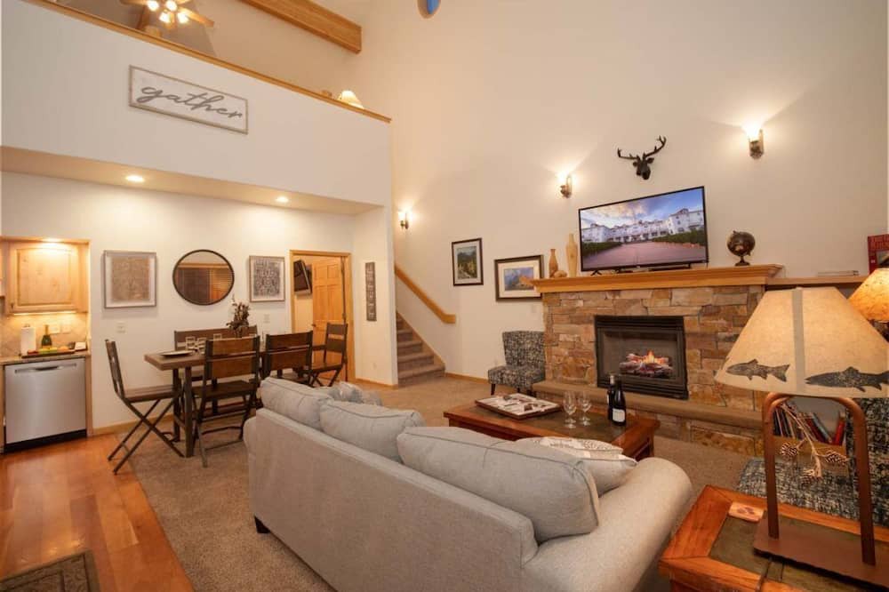 Photo of Livingroom in Stanley Hills