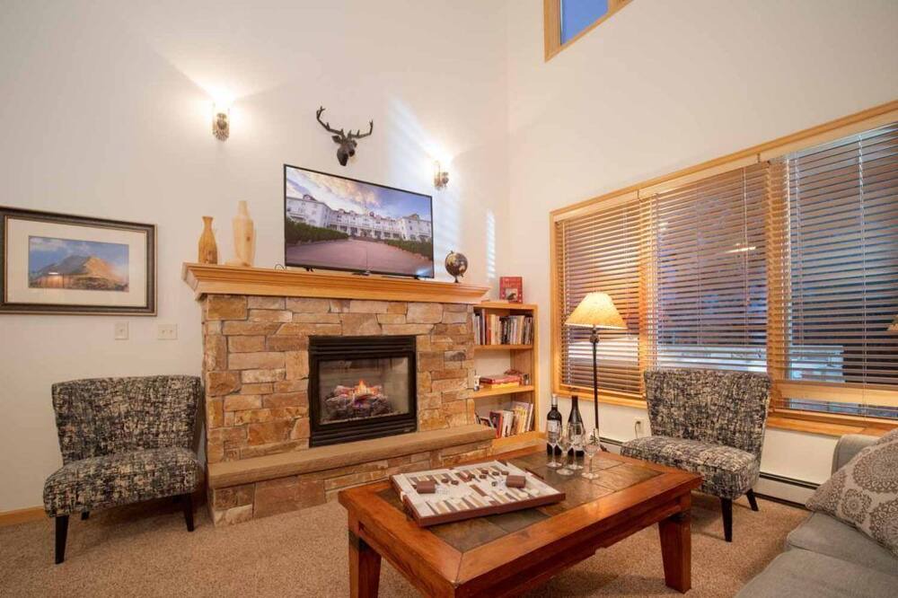 Photo of Livingroom in Stanley Hills