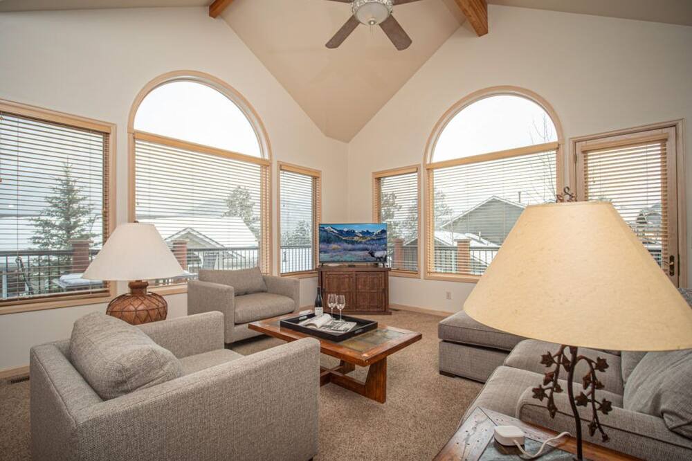 Photo of Livingroom in Stanley Hills