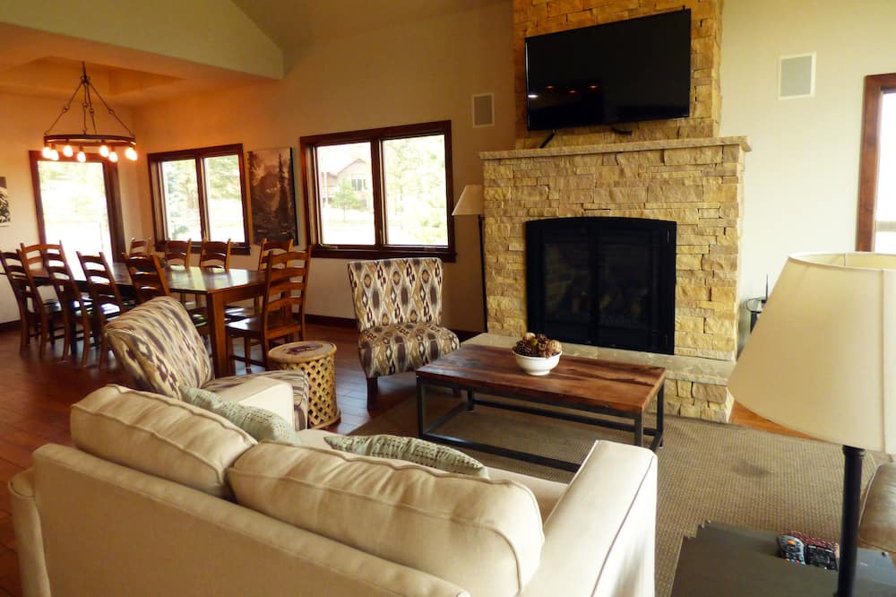 Photo of Livingroom in Stanley Hills