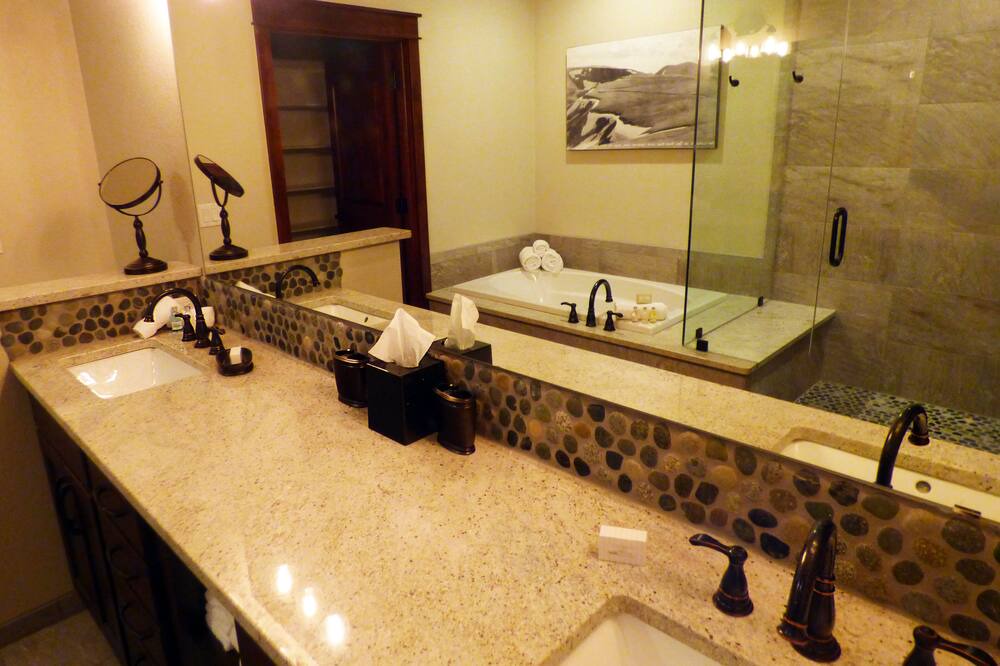 Photo of Bathroom in Stanley Hills