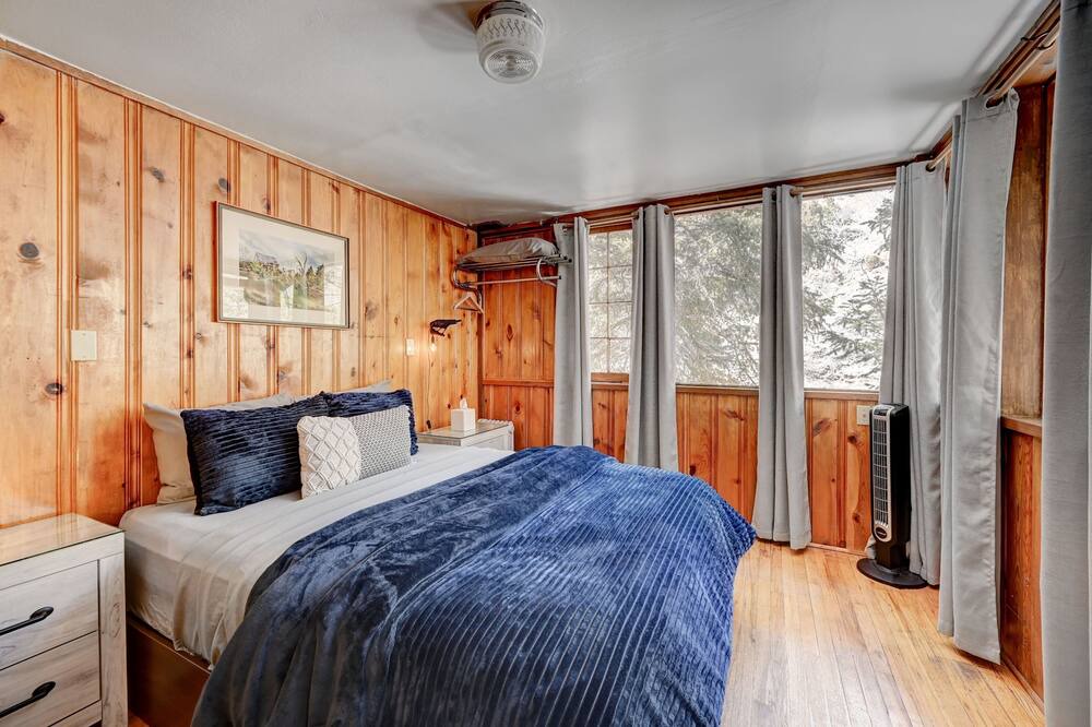 Photo of Bedroom in Idaho Springs