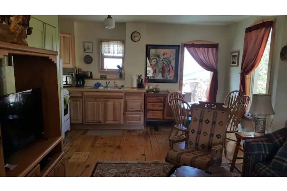 Photo of Livingroom in Victor