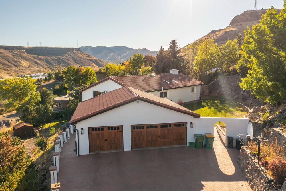 Photo of Outdoor in Golden