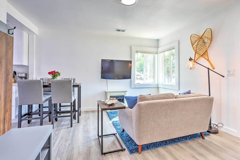 Photo of Livingroom in Dupont