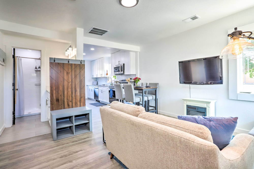 Photo of Livingroom in Dupont