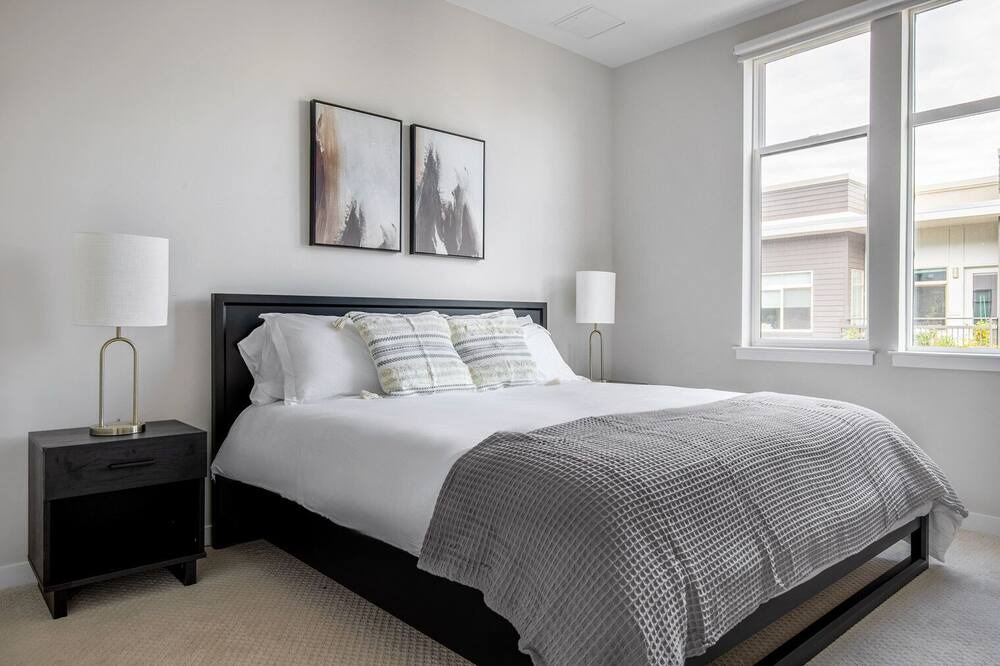 Photo of Bedroom in Transit Village