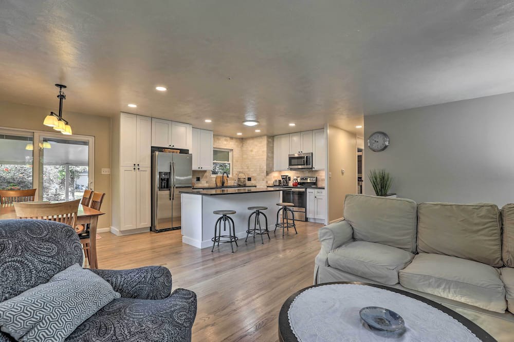 Photo of Livingroom in Columbine