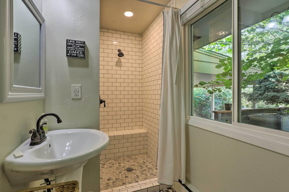 Photo of Bathroom in Columbine