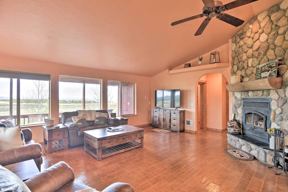 Photo of Livingroom in Warm Springs