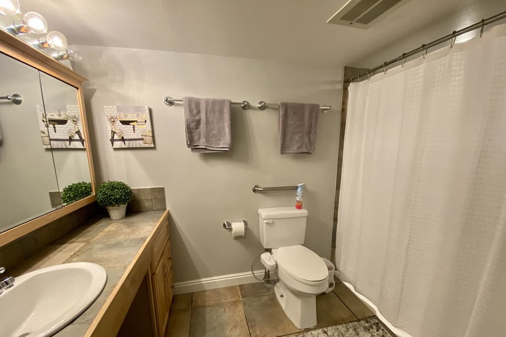 Photo of Bathroom in Lincoln Park