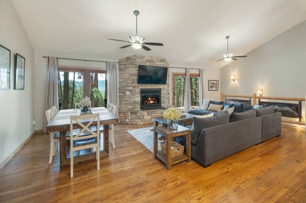 Photo of Livingroom in Forest Lakes