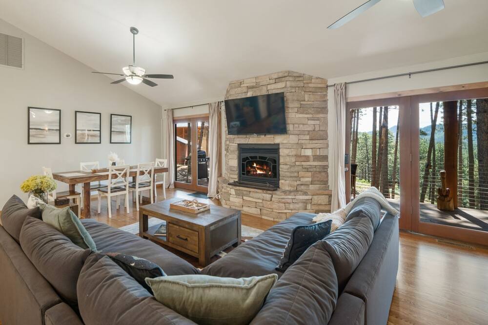 Photo of Livingroom in Forest Lakes