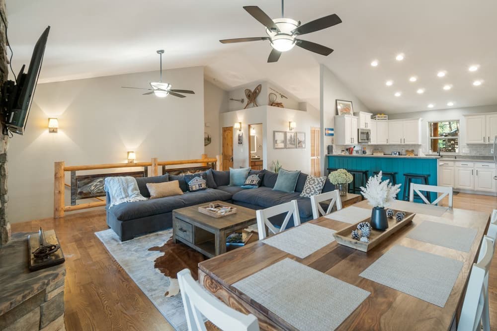 Photo of Livingroom in Forest Lakes