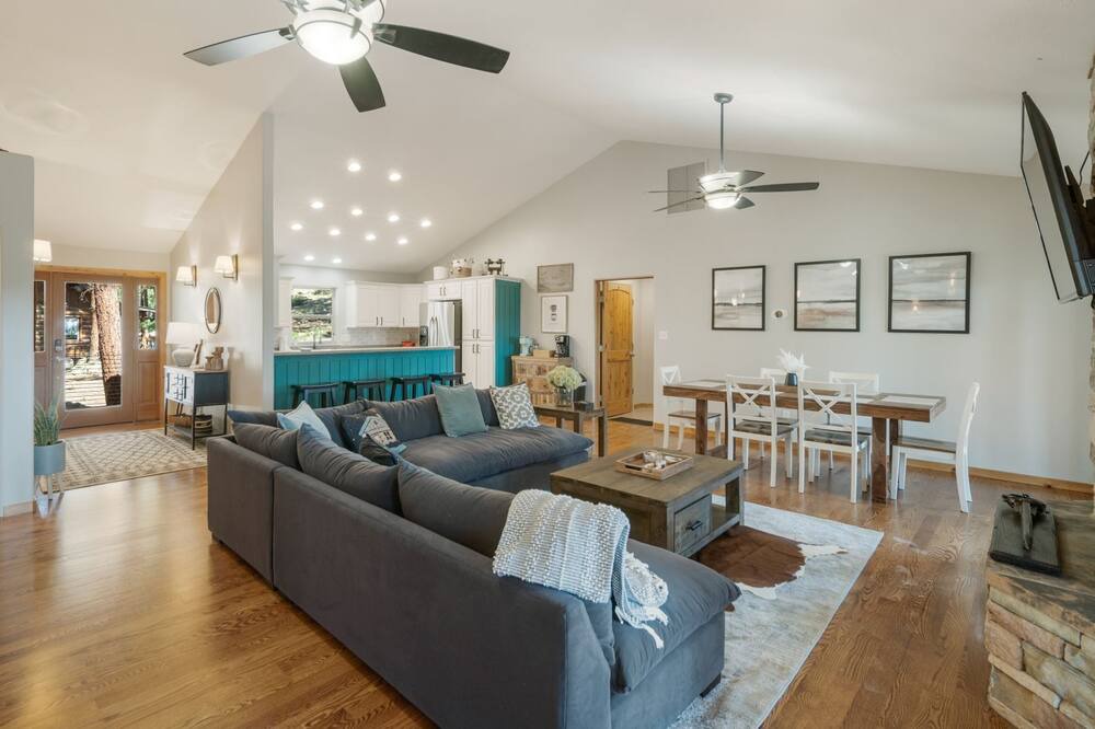 Photo of Livingroom in Forest Lakes