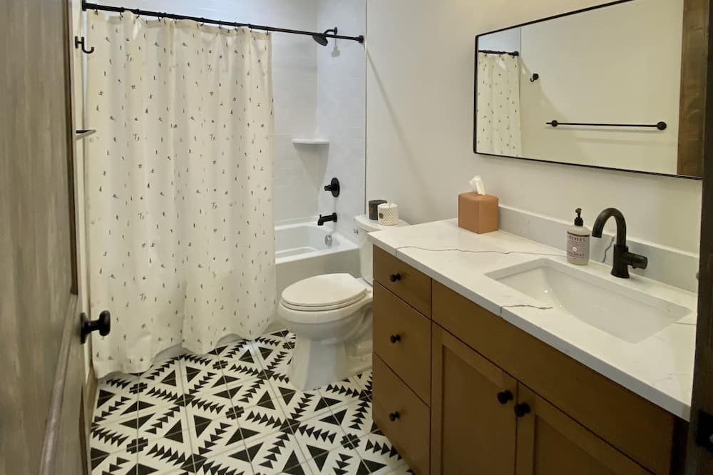 Photo of Bathroom in Lakeside Village