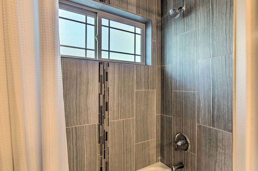 Photo of Bathroom in College View