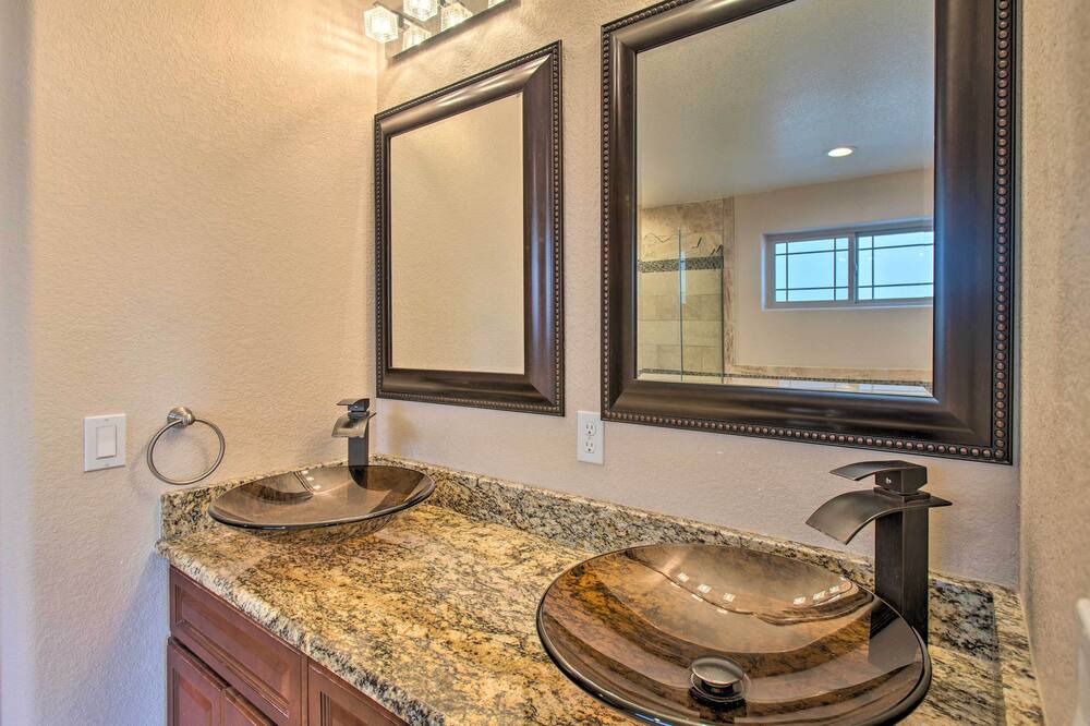 Photo of Bathroom in College View