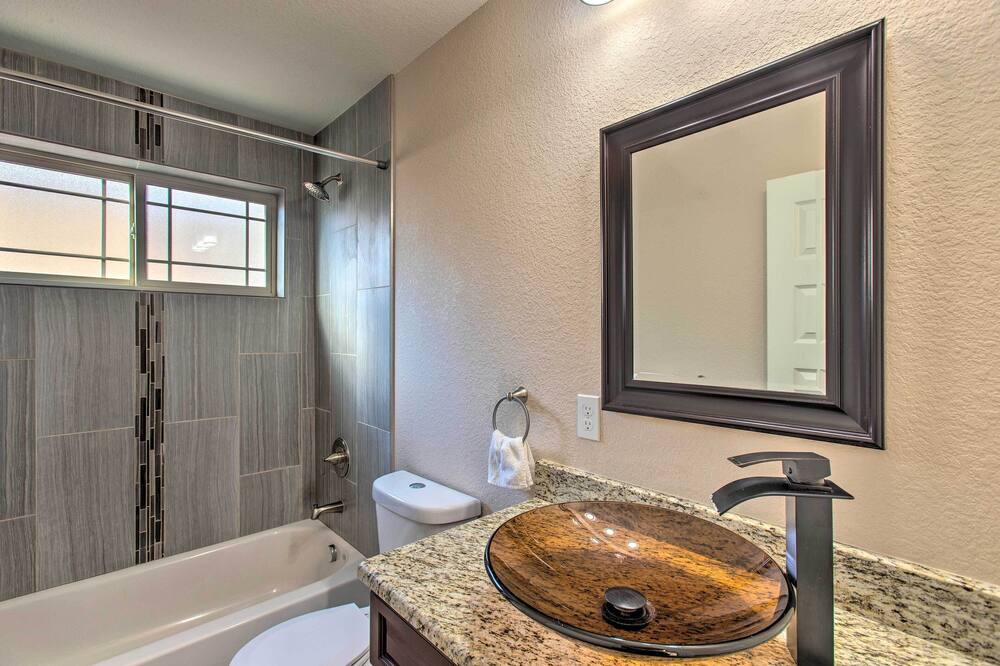 Photo of Bathroom in College View