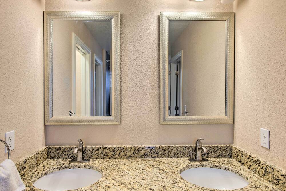 Photo of Bathroom in College View