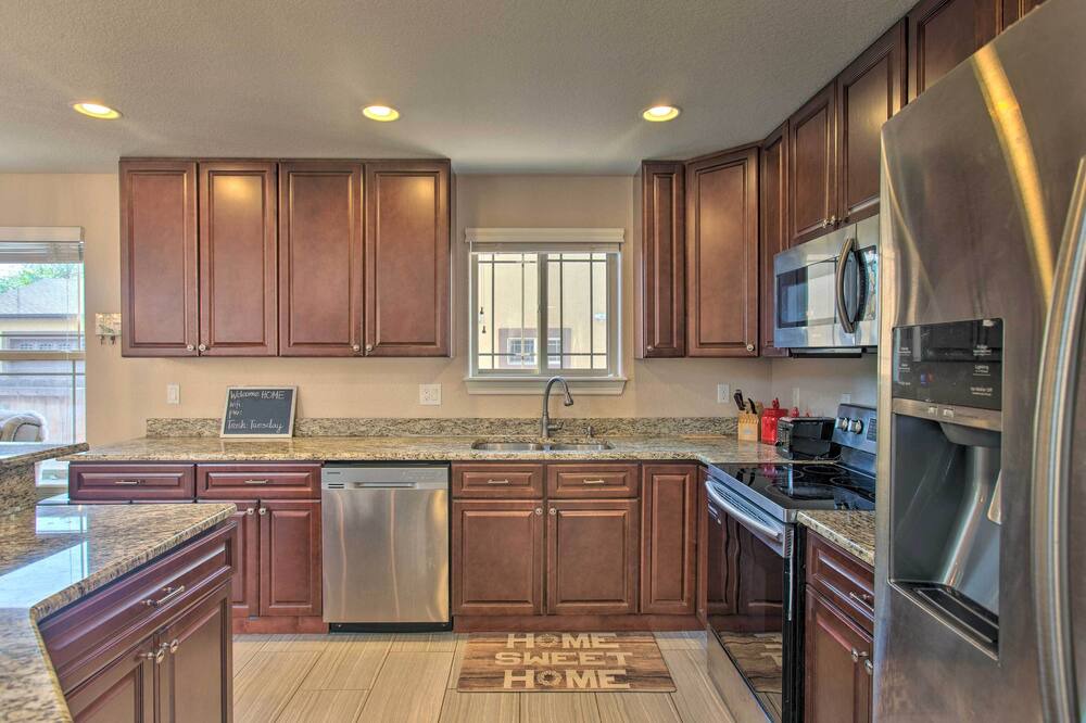 Photo of Kitchen in College View