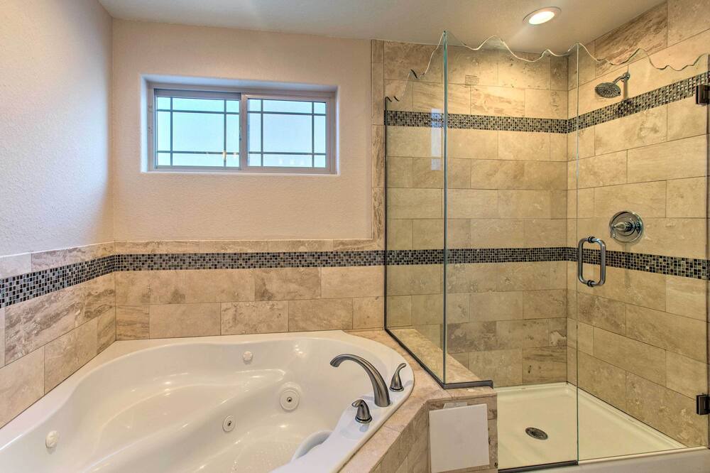 Photo of Bathroom in College View