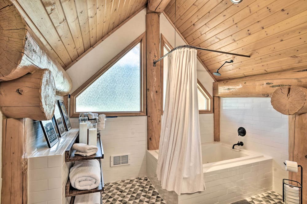 Photo of Bathroom in Twin Lakes