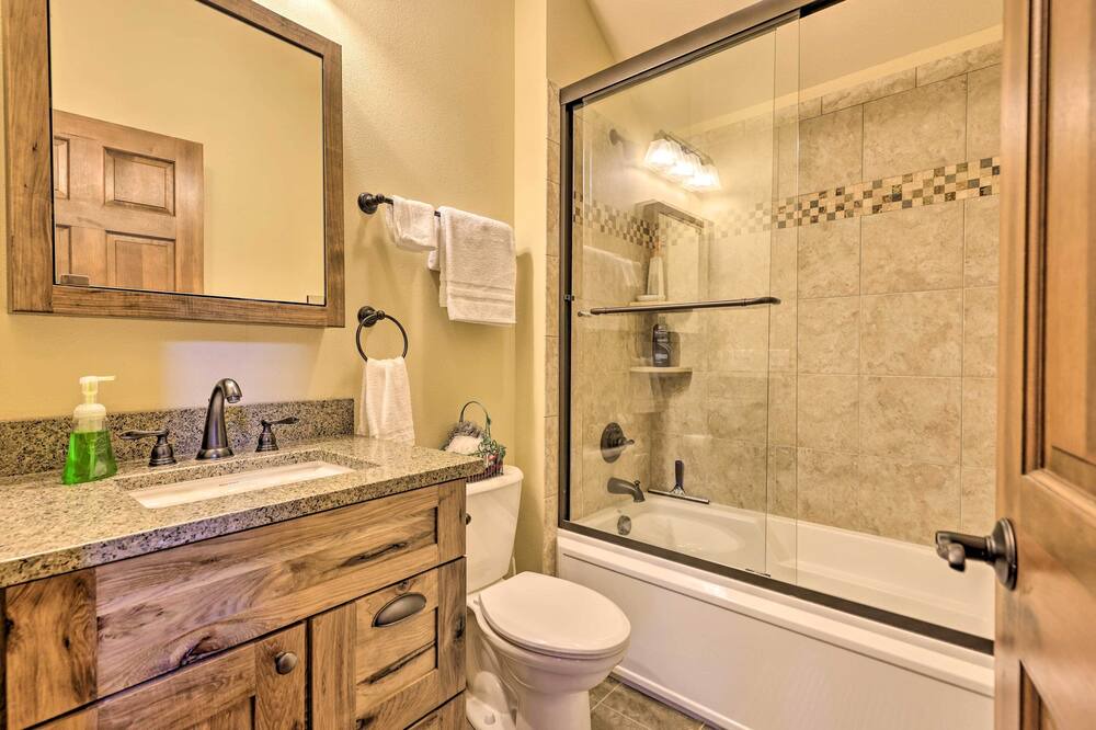 Photo of Bathroom in Summit Cove