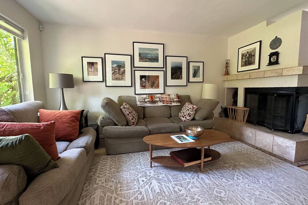 Photo of Livingroom in Wonderland Hills