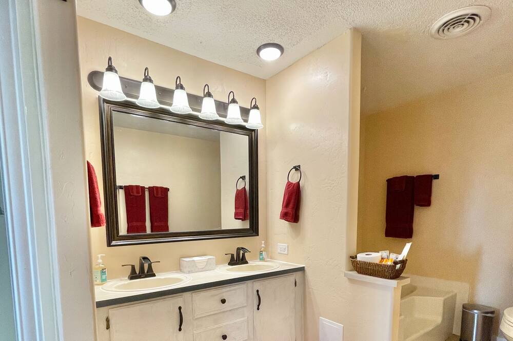 Photo of Bathroom in Palisade