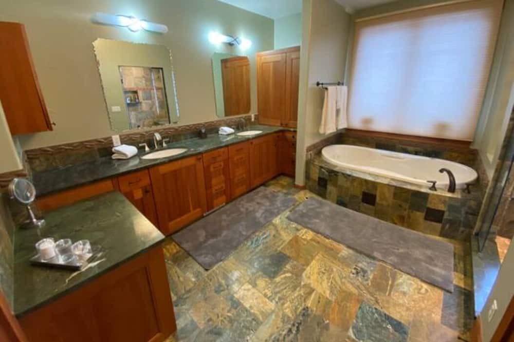 Photo of Bathroom in Indian Hills